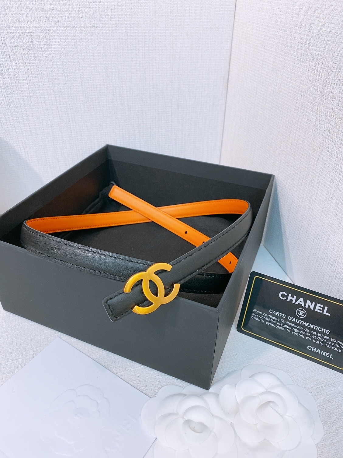 샤넬 리버서블 더블 C 새틴 피니시 골드 버클 벨트(블랙+엠버오렌지)