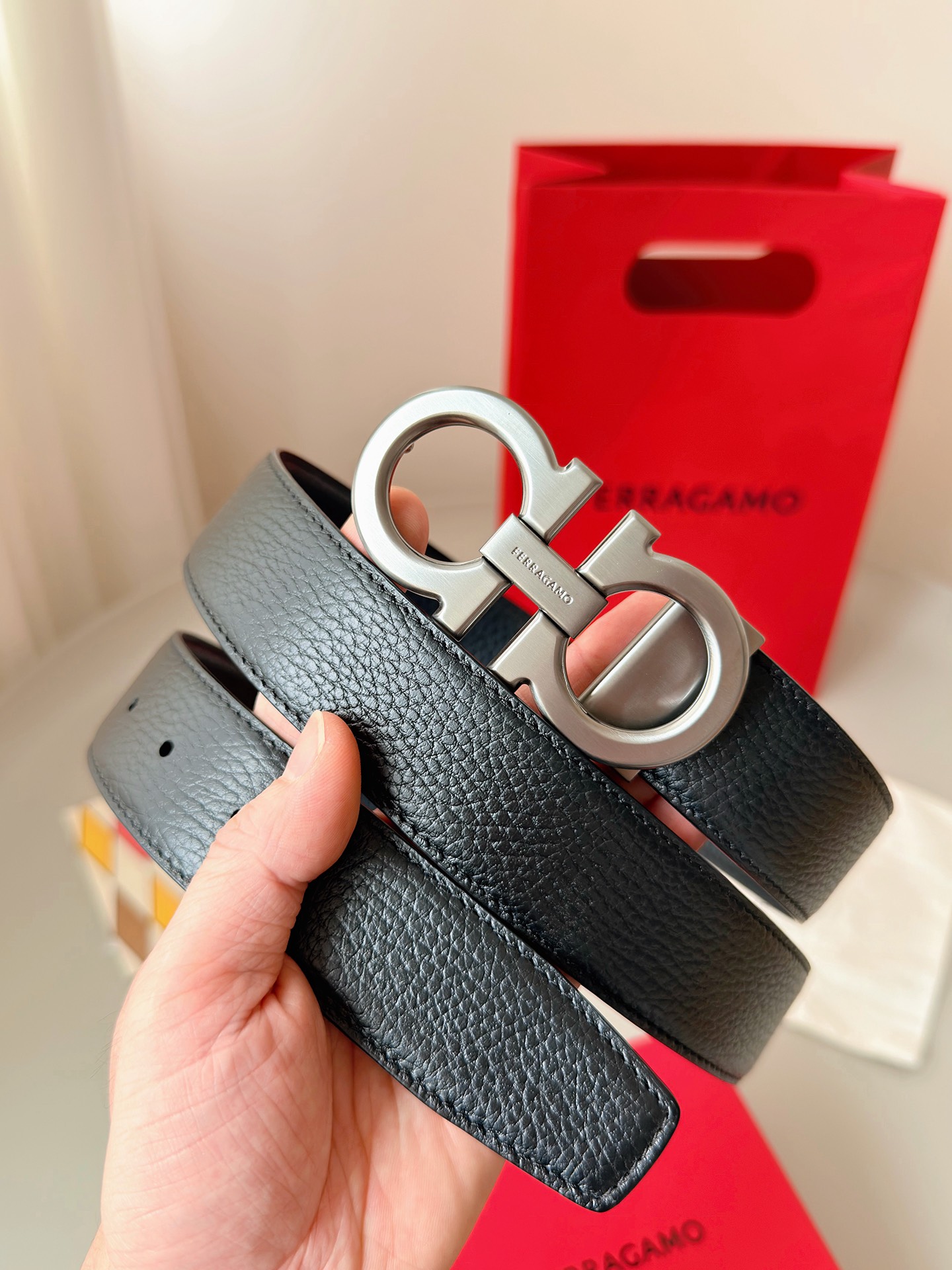 페라가모 그레인 스킨 리버서블 더블 간치니 매트 다크 실버 버클 벨트(블랙+딥네이비)