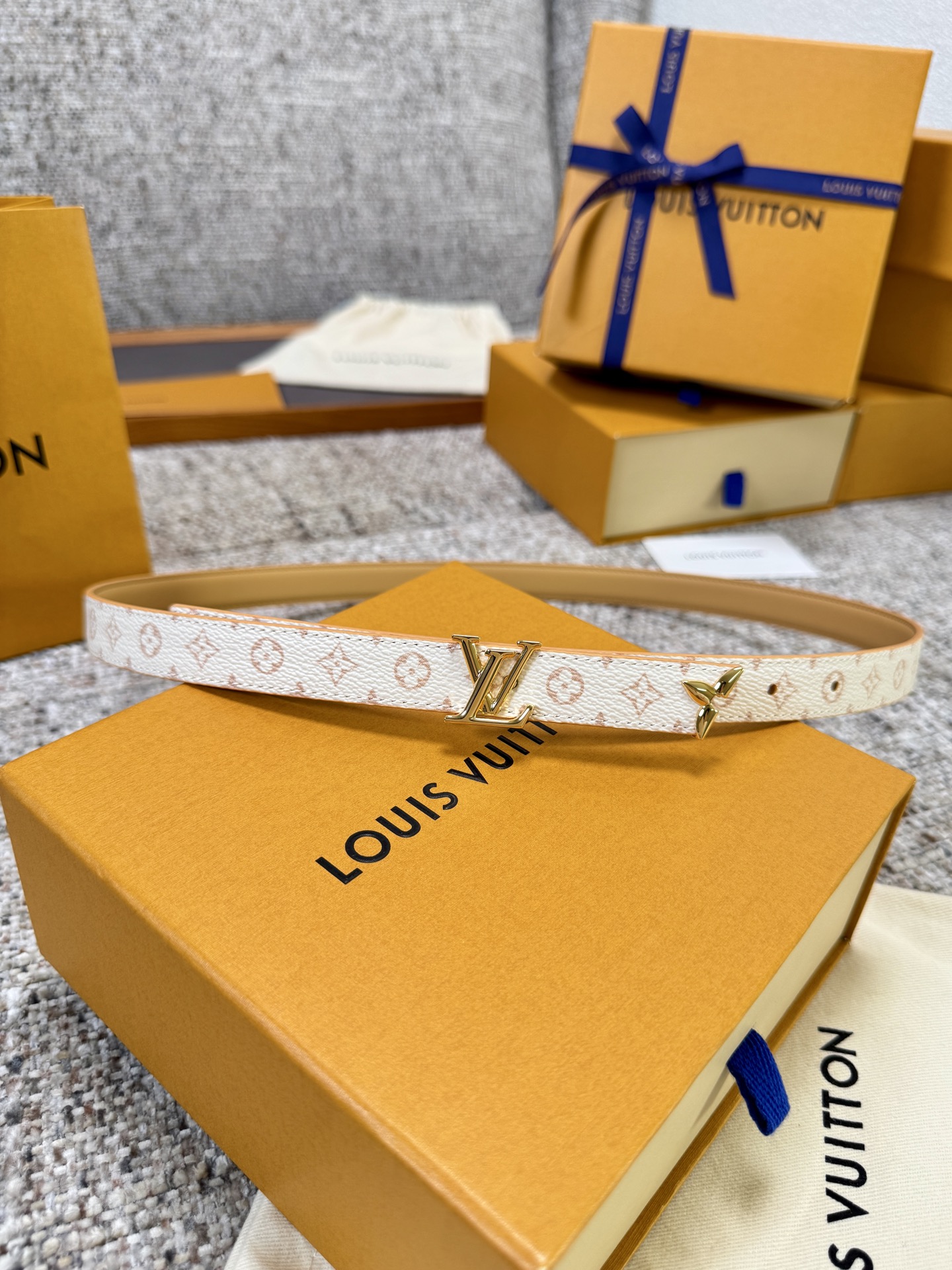 루이비통 프리티 LV 모노그램 골드 버클 리버서블 벨트(허니베이지)