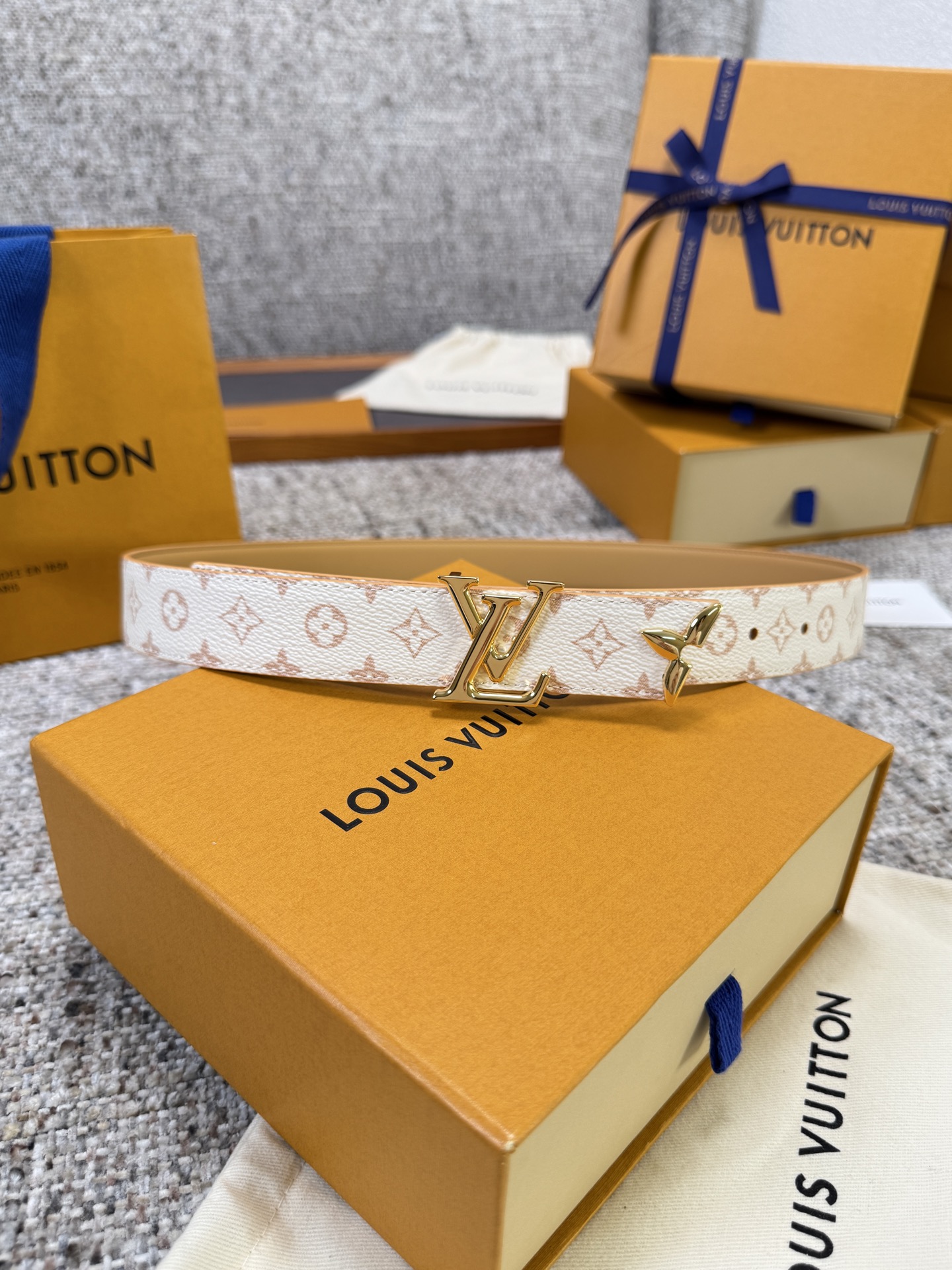 루이비통 프리티 LV 모노그램 골드 버클 리버서블 벨트(허니베이지)