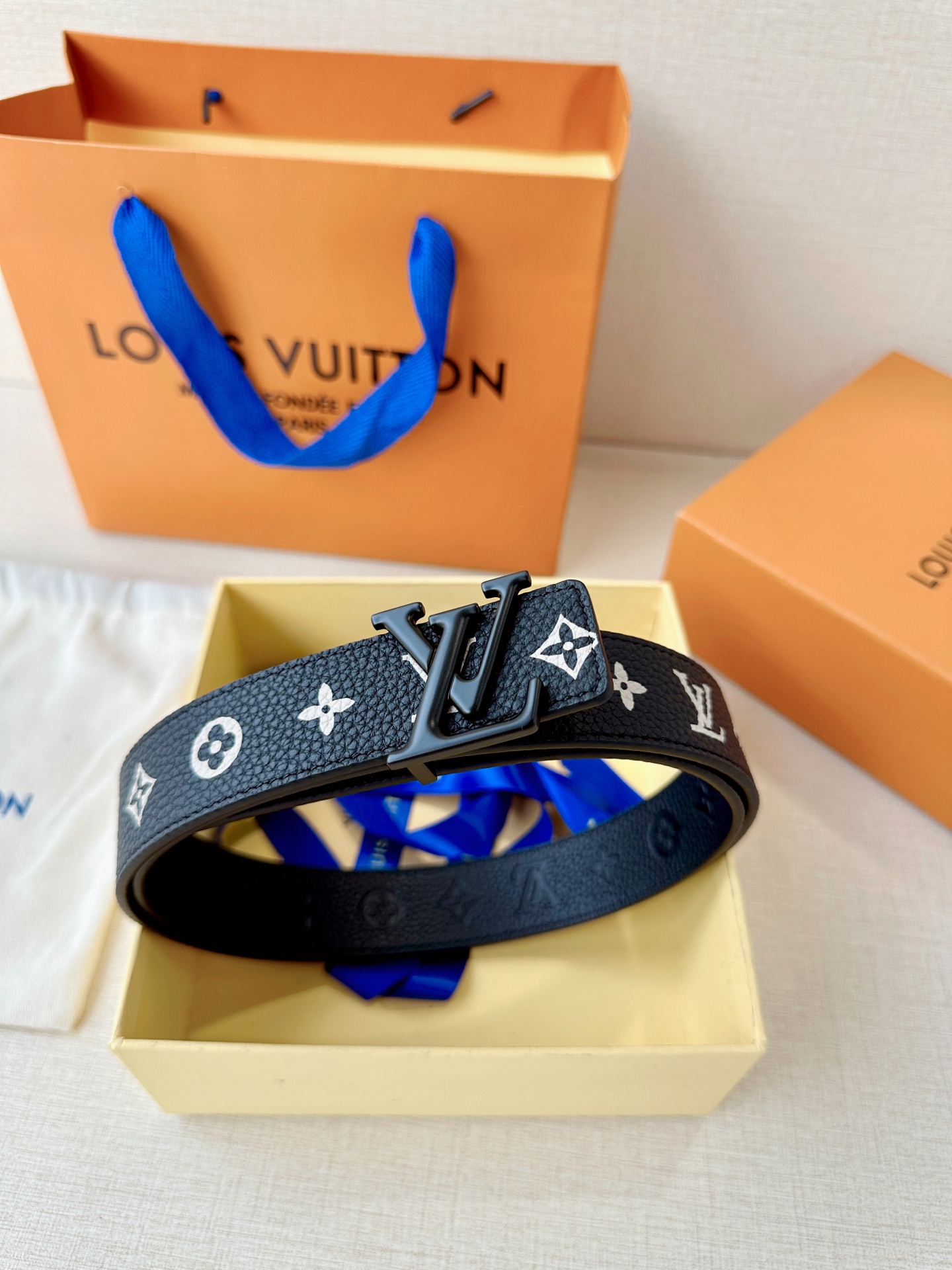 루이비통 화이트 모노그램 LV 이니셜 매트 블랙 버클 벨트