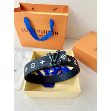 루이비통 화이트 모노그램 LV 이니셜 매트 블랙 버클 벨트