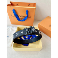 루이비통 화이트 모노그램 LV 이니셜 매트 블랙 버클 벨트