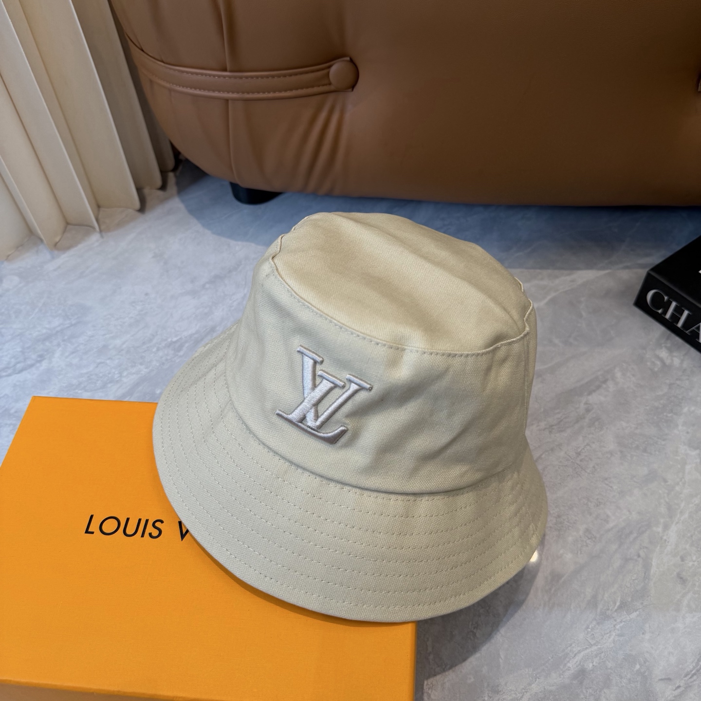 루이비통 LV 자수 버킷햇(베이지)