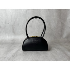 미우미우 보 엠보스드 레더  숄더백 스몰(블랙)